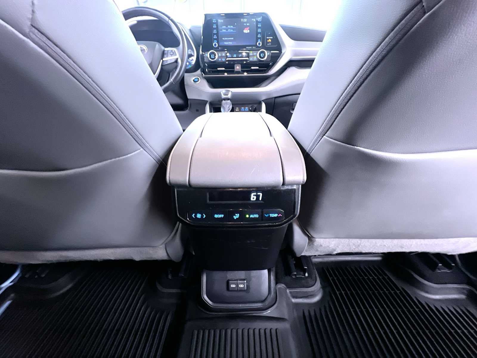 Used 2022 Toyota Highlander XLE AWD/4WD image 38