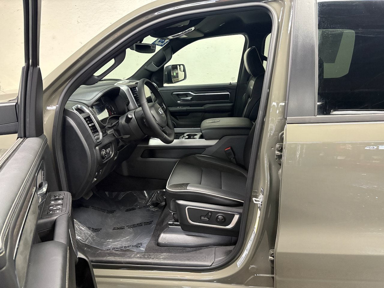 Used 2026 RAM 1500 Laramie AWD/4WD image 3