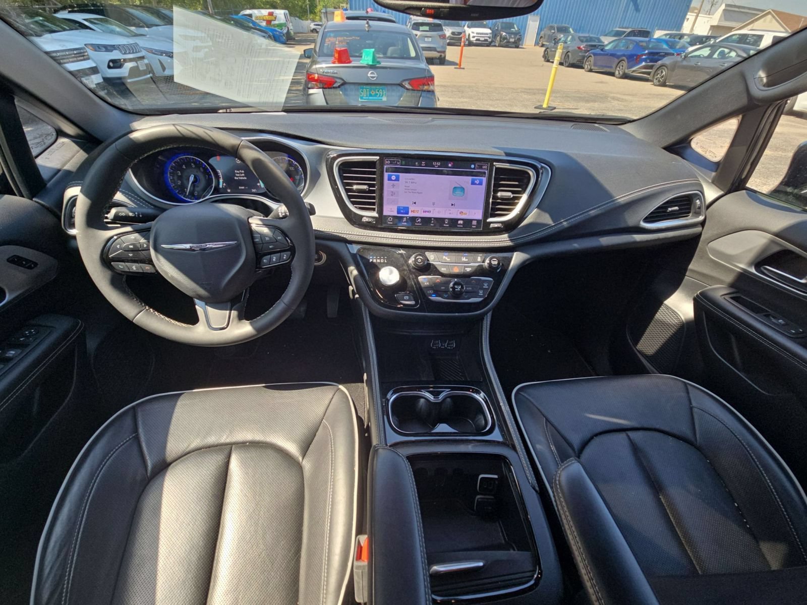 Used 2025 Chrysler Pacifica Limited FWD image 19