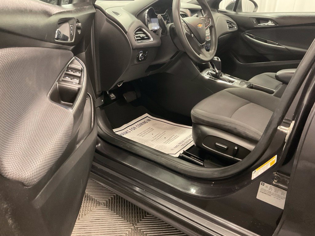 Used 2016 Chevrolet Cruze LT w/ Convenience Package FWD image 4