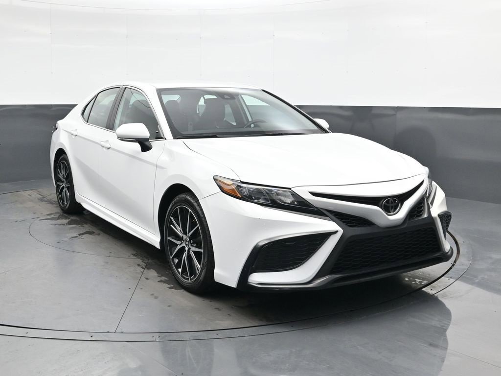 Used 2024 Toyota Camry SE image 1