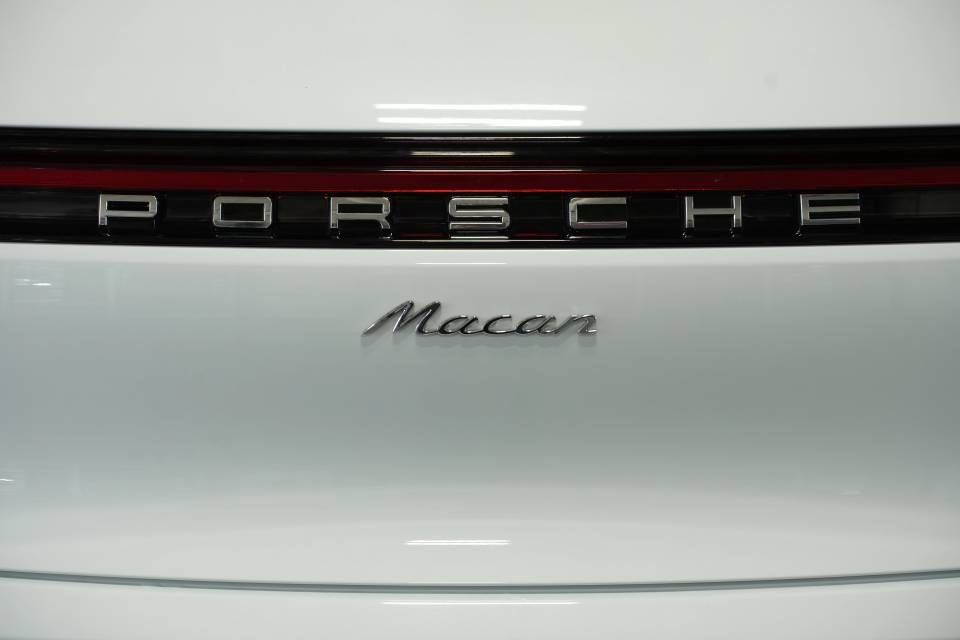 Certified 2025 Porsche Macan AWD/4WD image 37