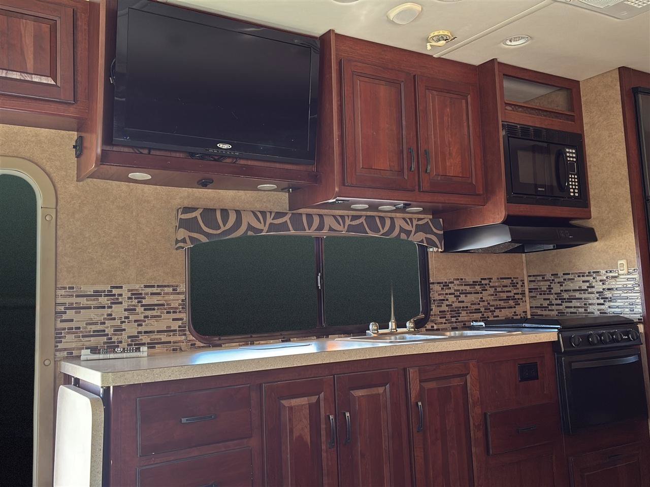 Used 2014 Ford E-450 and Econoline 450 Super Duty w/ Motorhome Prep Package RWD image 13