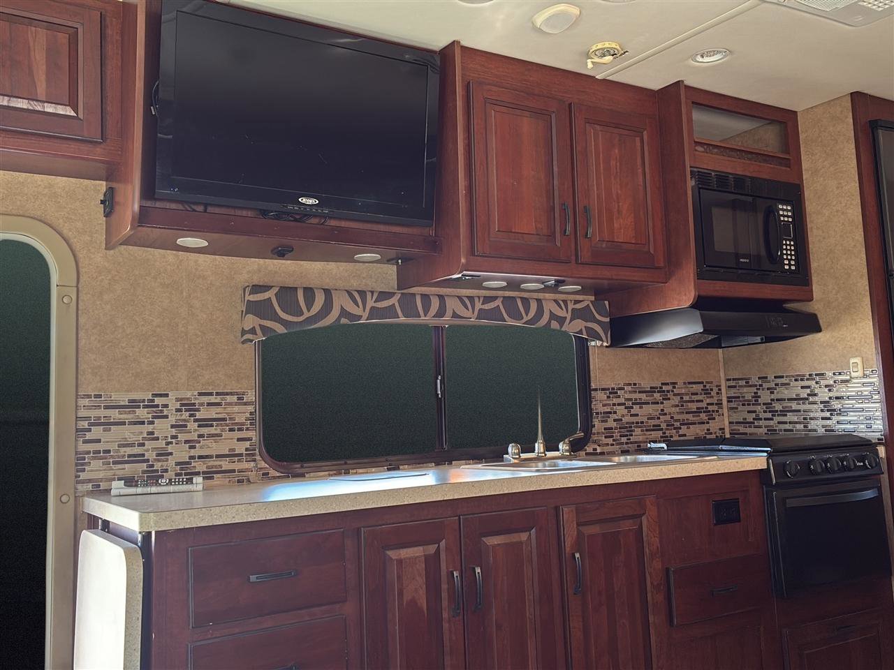 Used 2014 Ford E-450 and Econoline 450 Super Duty w/ Motorhome Prep Package image 13