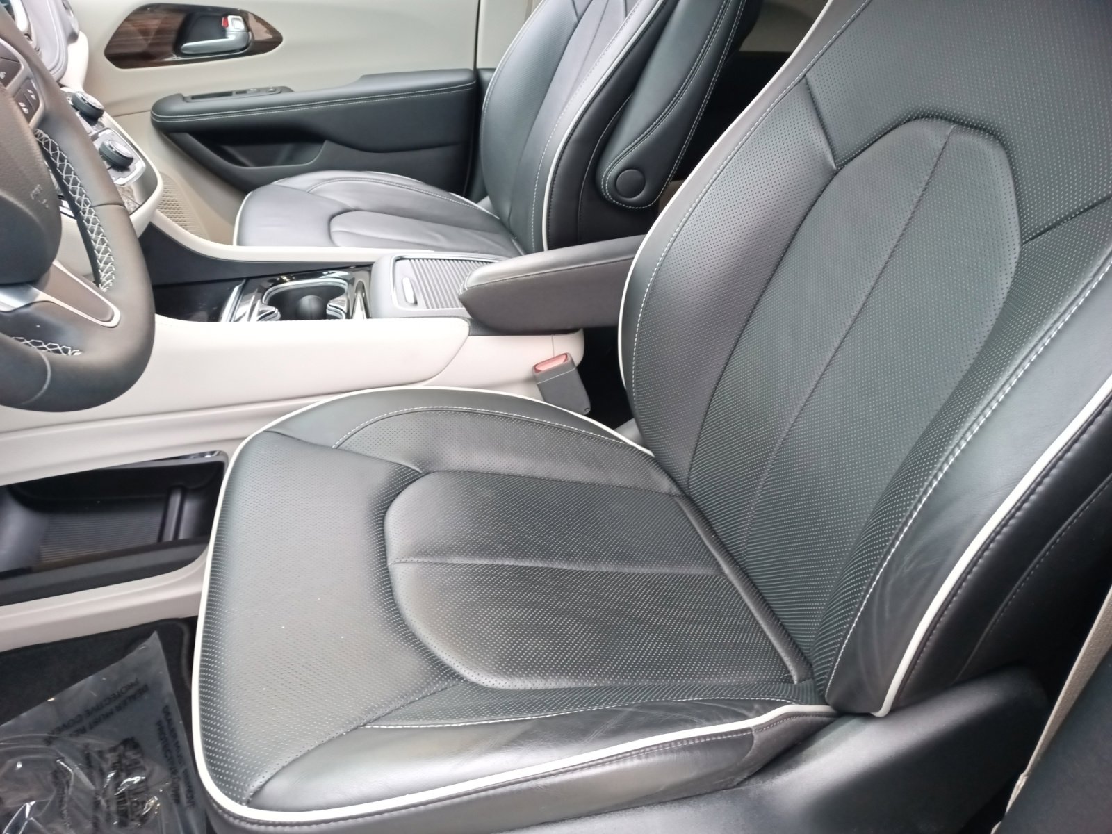 Used 2024 Chrysler Pacifica Limited image 19