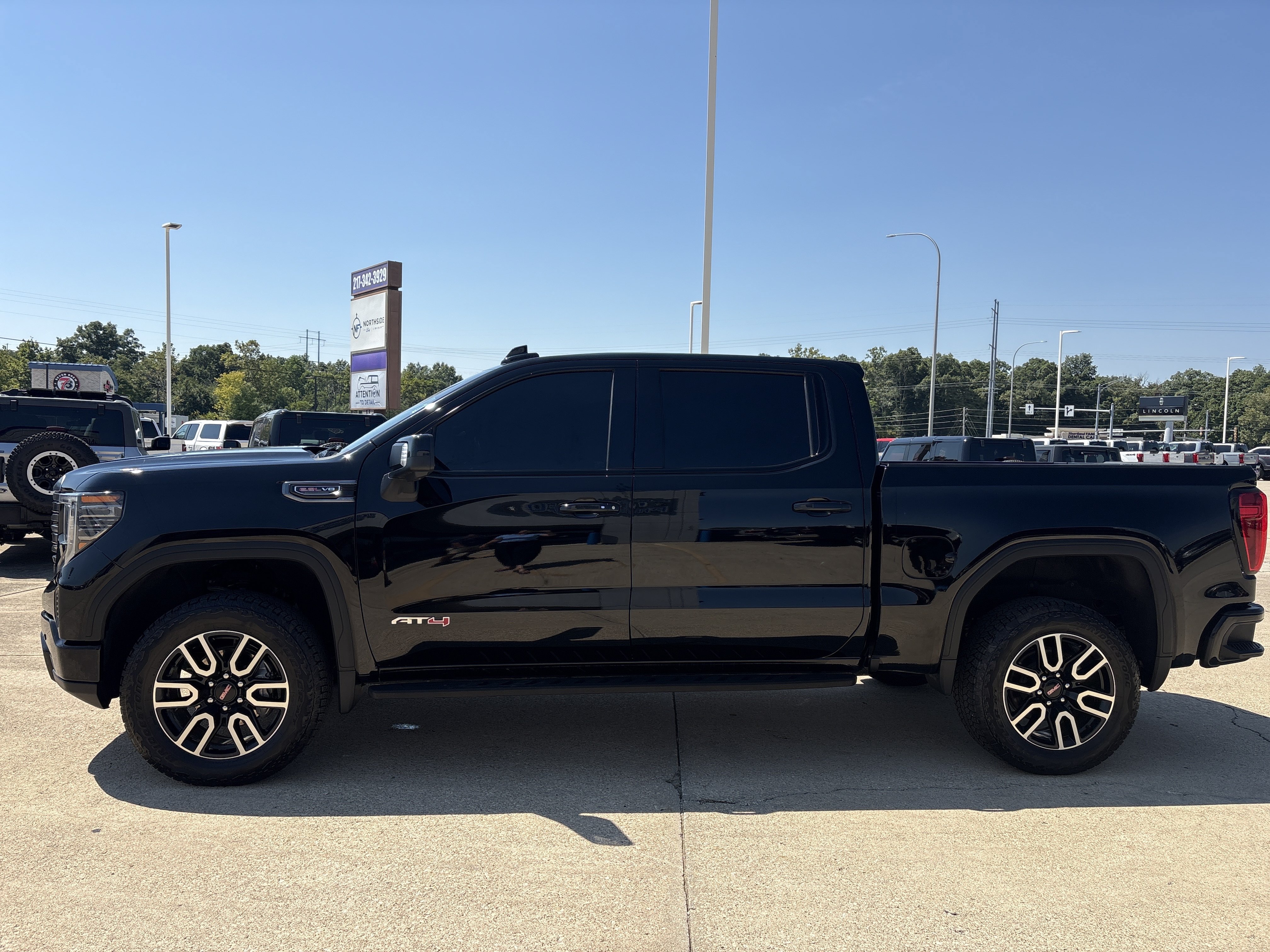 Used 2022 GMC Sierra 1500 AT4 w/ AT4 Premium Package AWD/4WD image 2