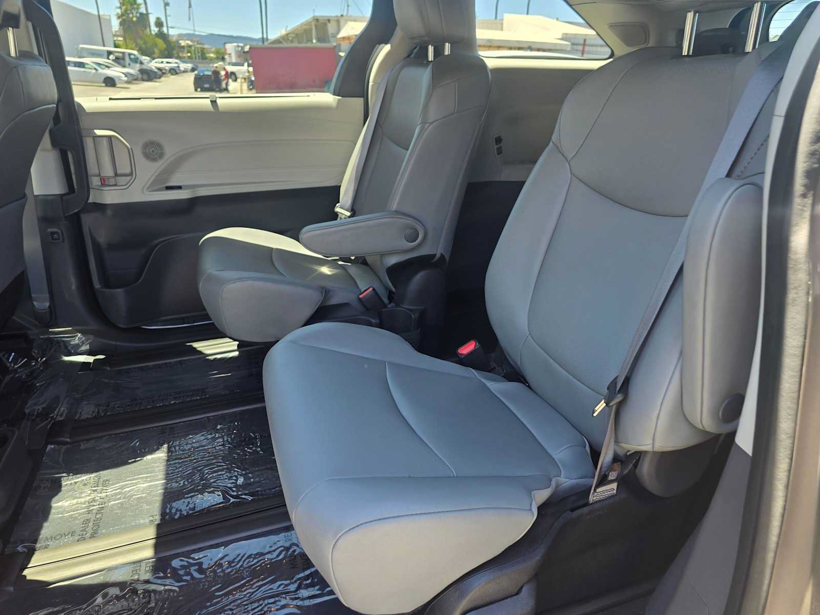 Used 2023 Toyota Sienna XLE w/ XLE Plus Package FWD image 17