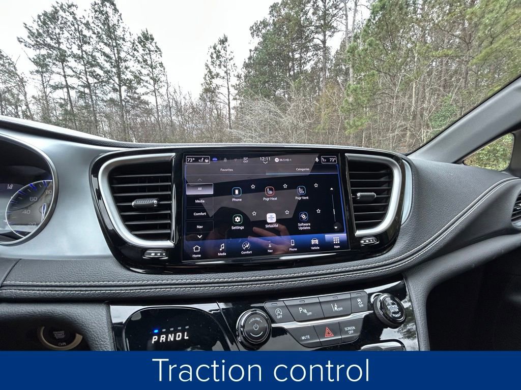 Used 2025 Chrysler Pacifica Limited image 41