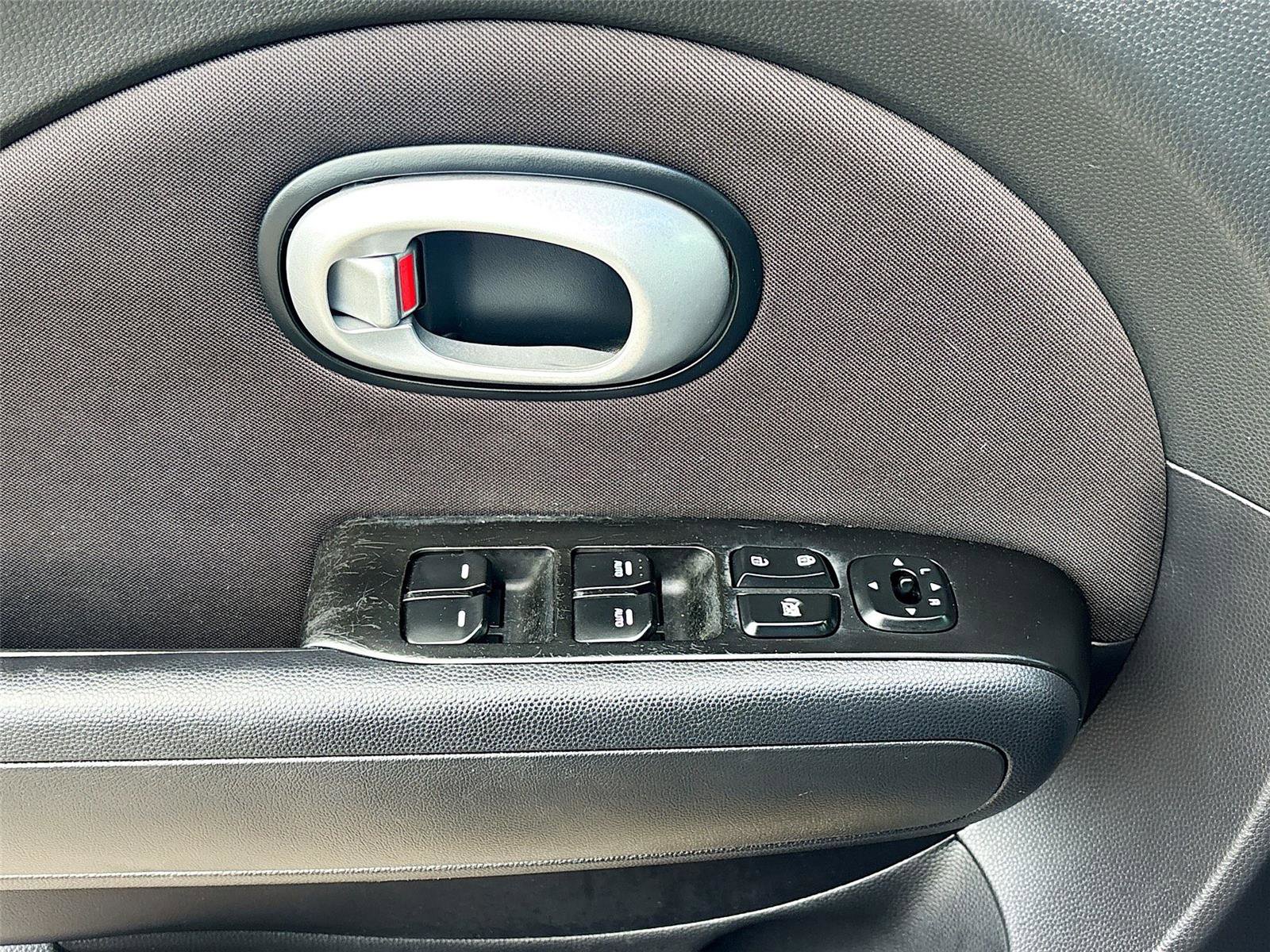 Used 2016 Kia Soul + image 18