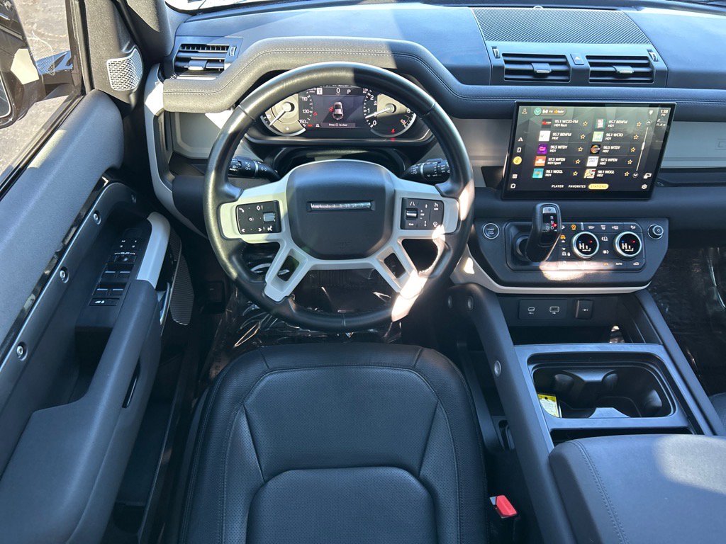 Used 2023 Land Rover Defender 130 X-Dynamic SE image 5
