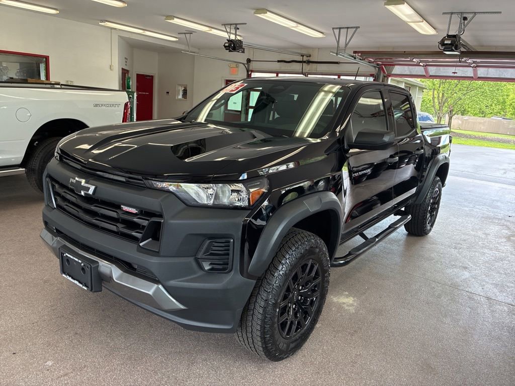 Used 2023 Chevrolet Colorado Trail Boss w/ Advanced Trailering Package AWD/4WD image 3