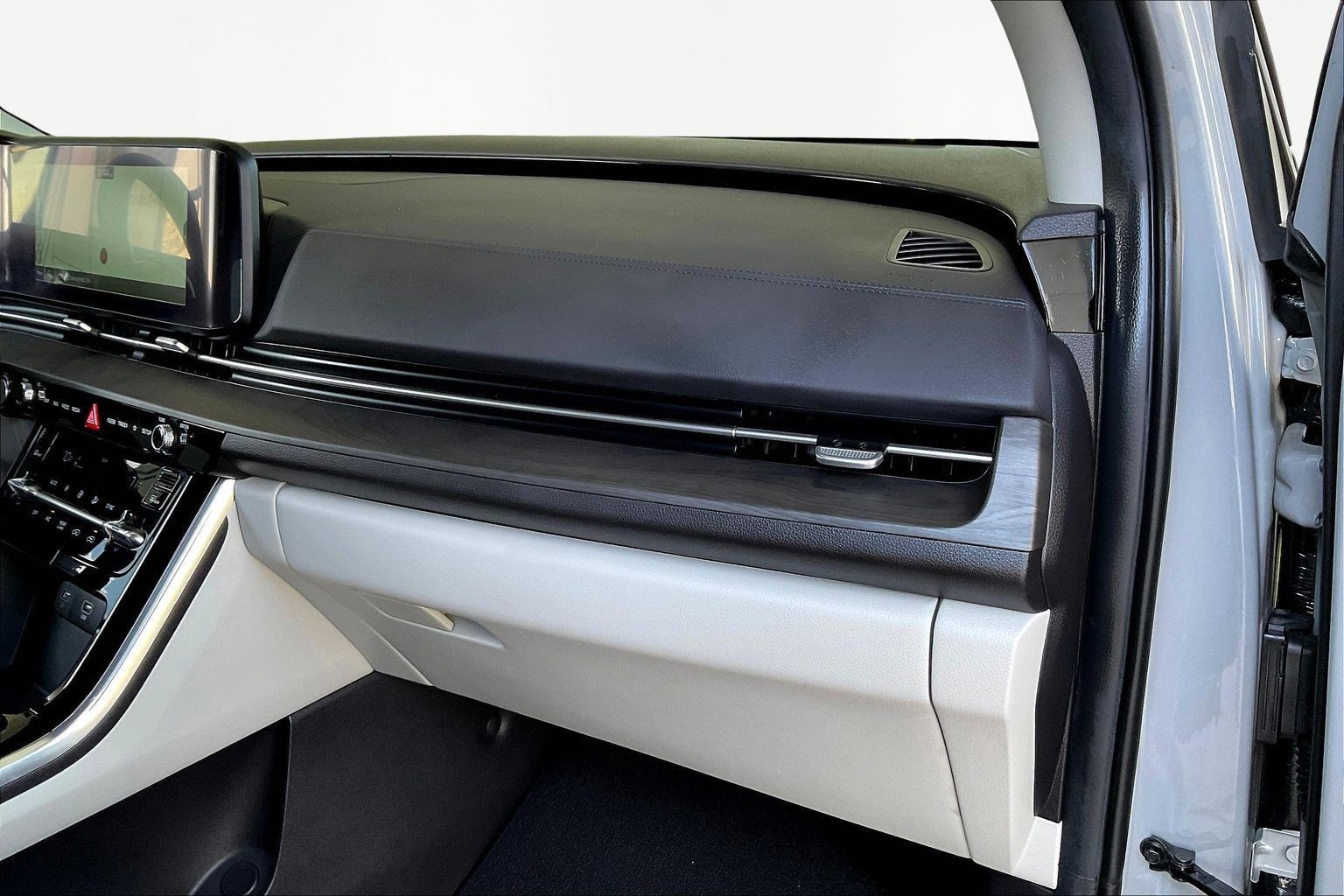 Used 2024 Kia Carnival SX image 26