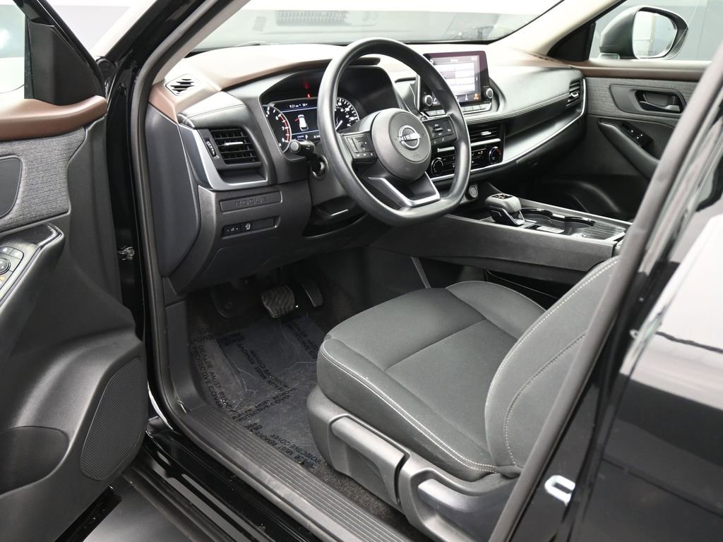 Used 2023 Nissan Rogue S image 2