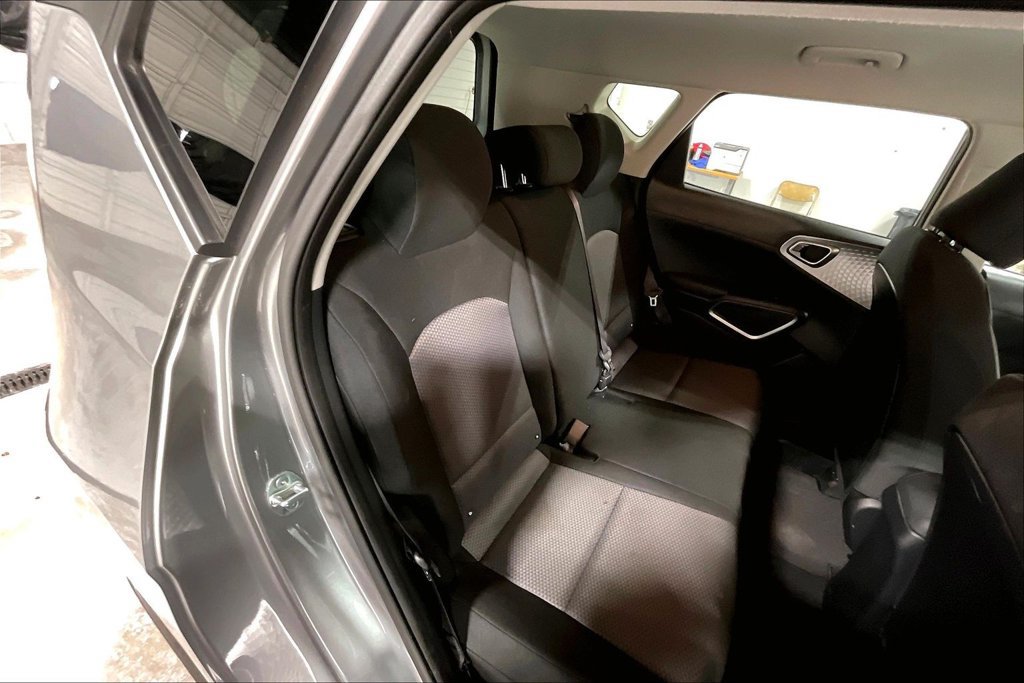 Used 2025 Kia Soul LX w/ LX Technology Package FWD image 32