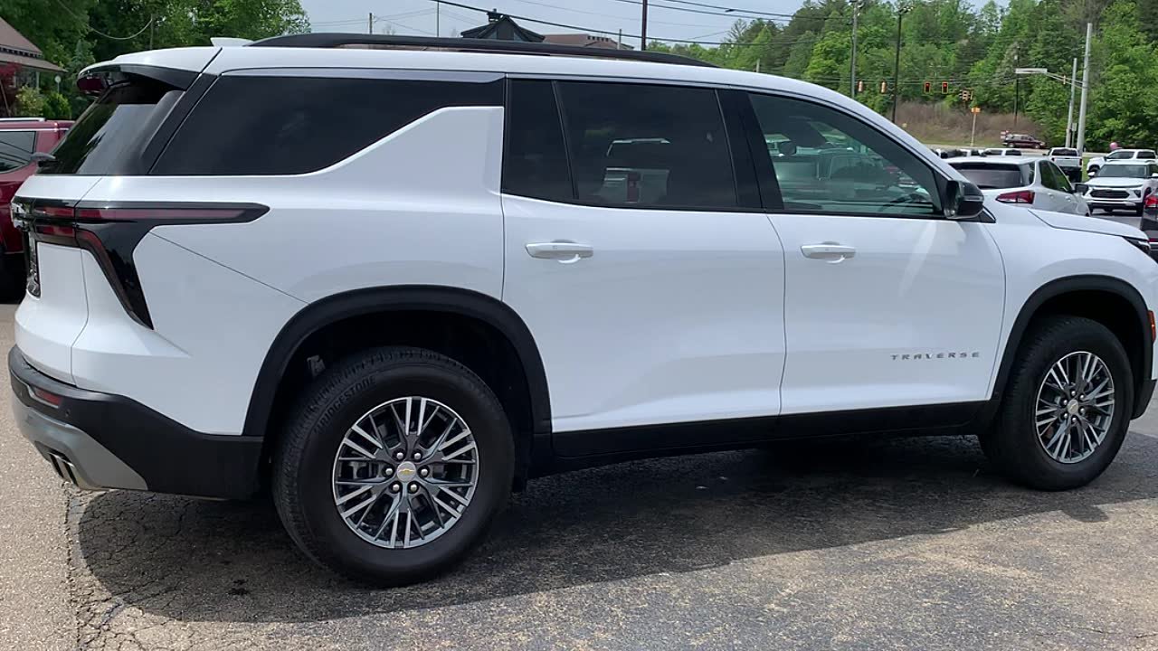 Used 2025 Chevrolet Traverse LT FWD image 6