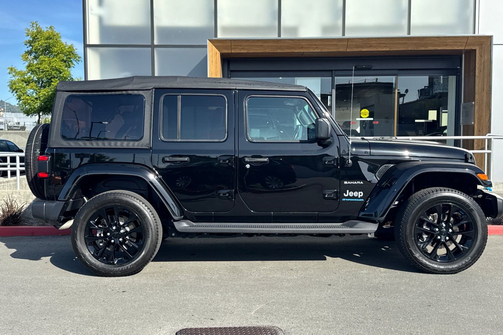Used 2023 Jeep Wrangler Unlimited Sahara w/ Cold Weather Group AWD/4WD image 8