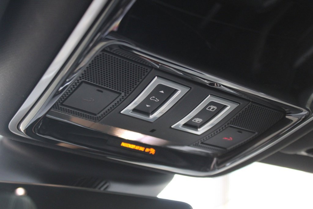 Used 2019 Land Rover Range Rover Velar R-Dynamic HSE image 26