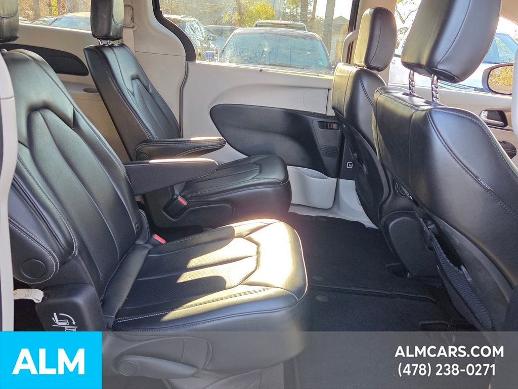Used 2023 Chrysler Pacifica Touring-L image 18