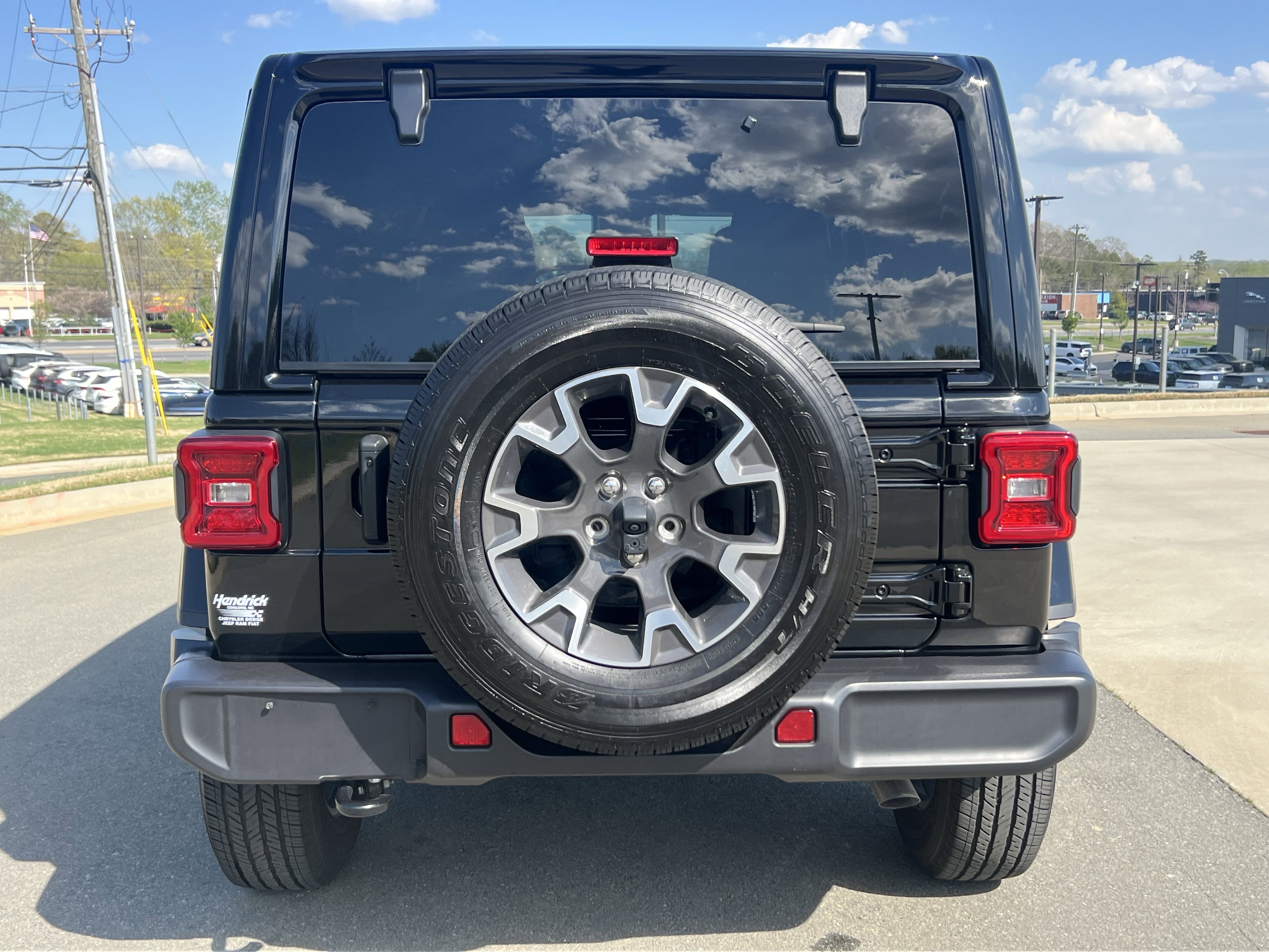 Used 2024 Jeep Wrangler Sahara image 8