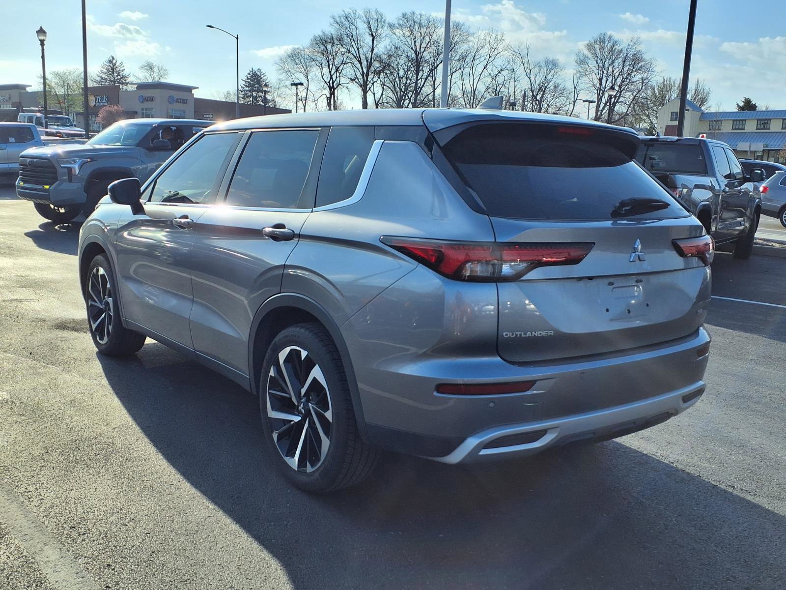 Used 2022 Mitsubishi Outlander SE image 25