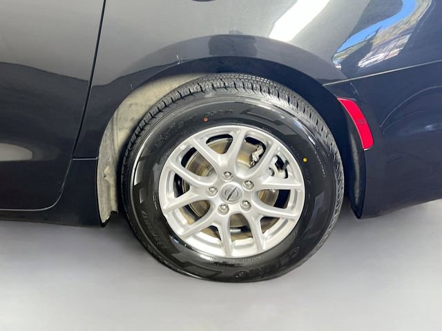 Used 2023 Chrysler Pacifica Touring-L image 25