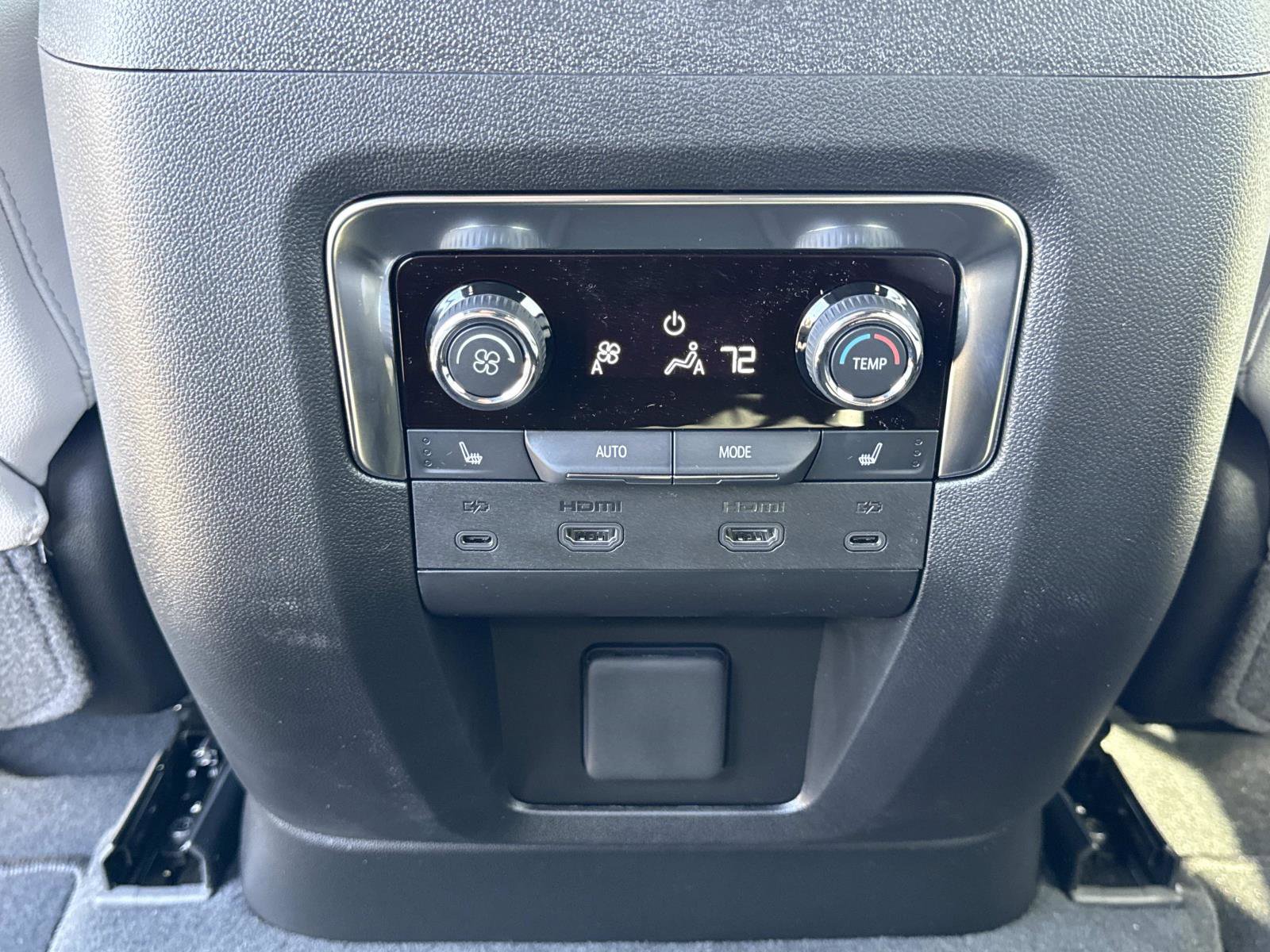 New 2026 Chevrolet Suburban Premier image 34