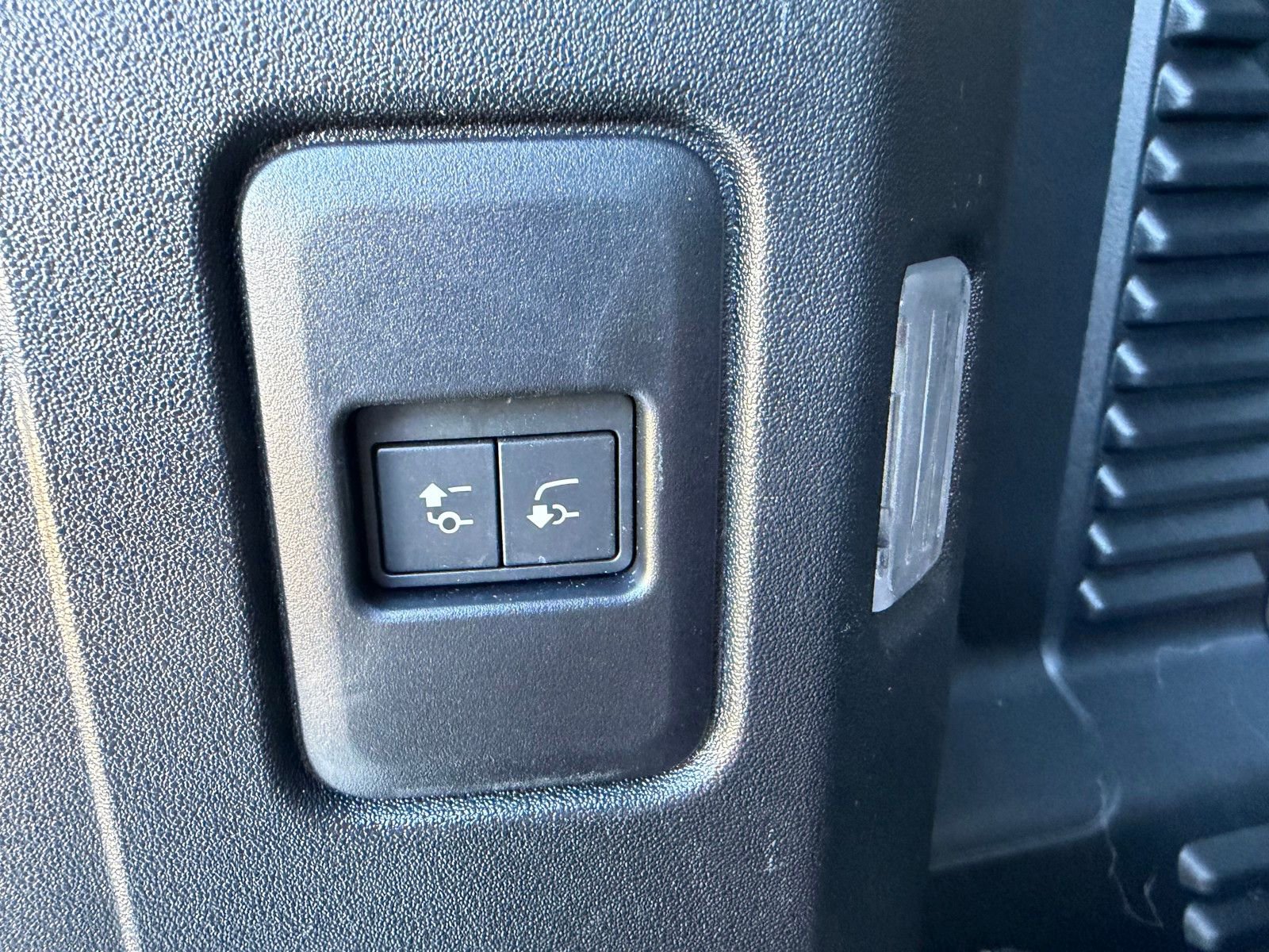 Used 2025 Land Rover Defender 90 S image 25