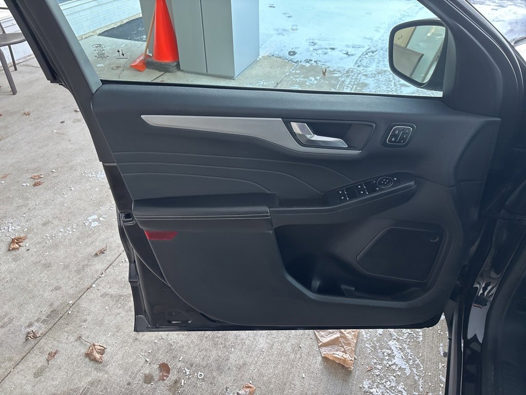 Used 2024 Ford Escape Platinum image 6