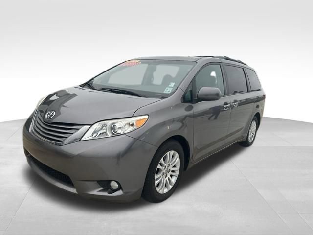 Used 2016 Toyota Sienna XLE w/ XLE Navigation Package image 4