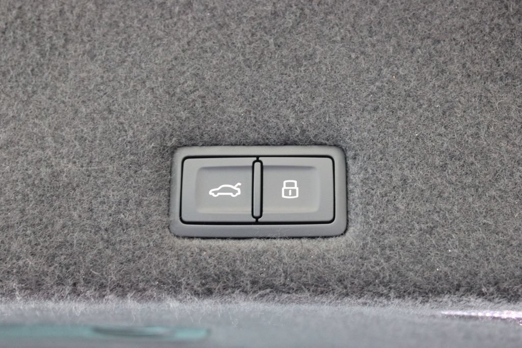 Used 2025 Lamborghini Urus SE AWD/4WD image 30