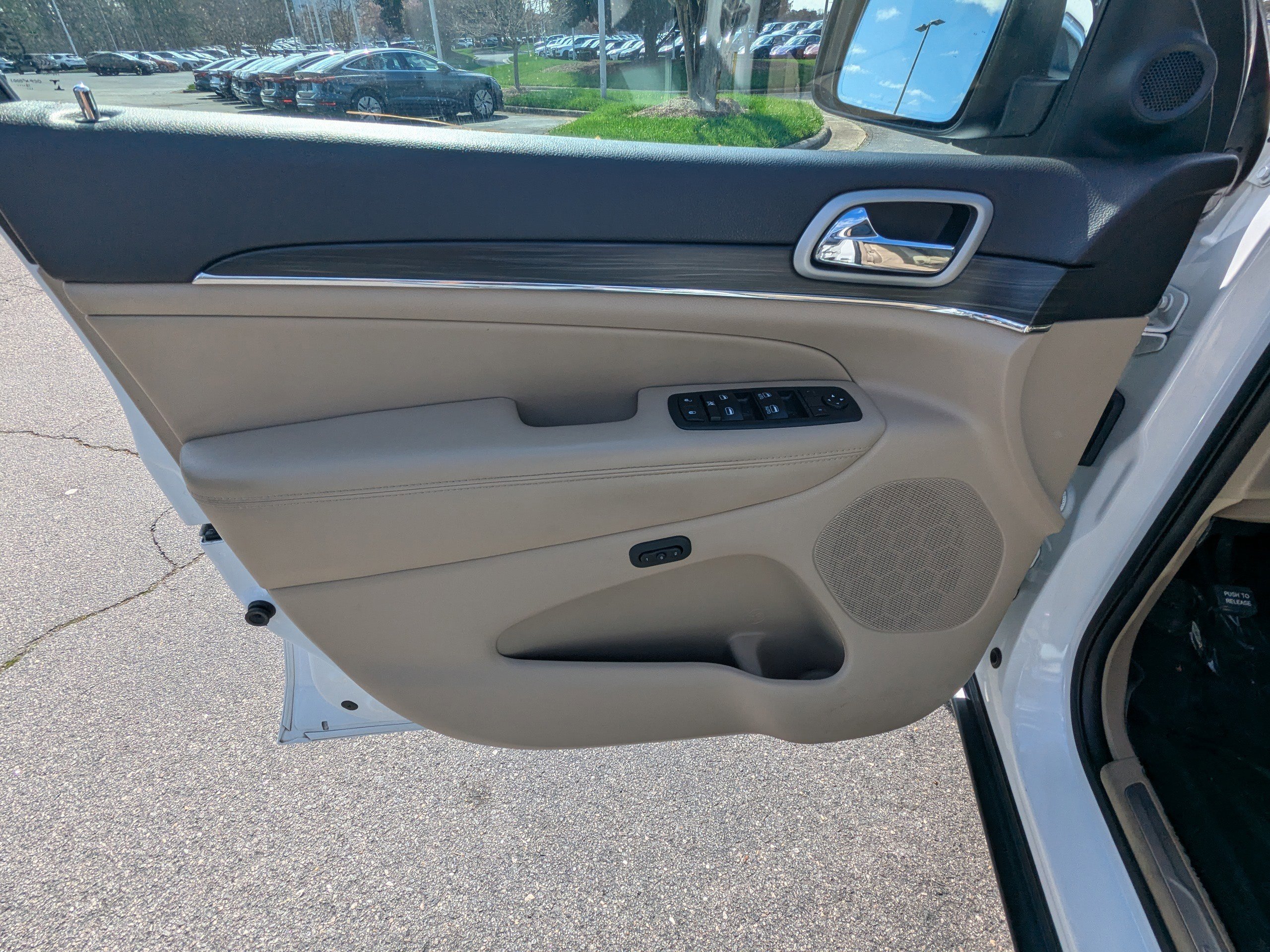 Used 2020 Jeep Grand Cherokee Limited w/ Luxury Group II image 18