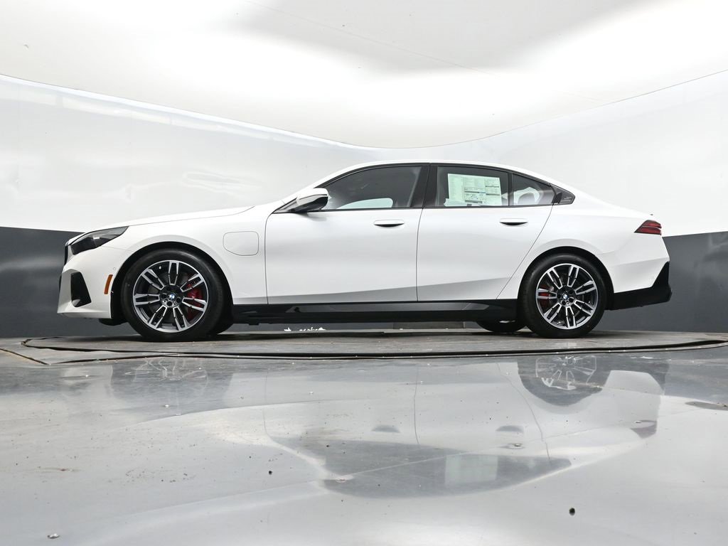 New 2026 BMW 550e xDrive w/ Premium Package image 41