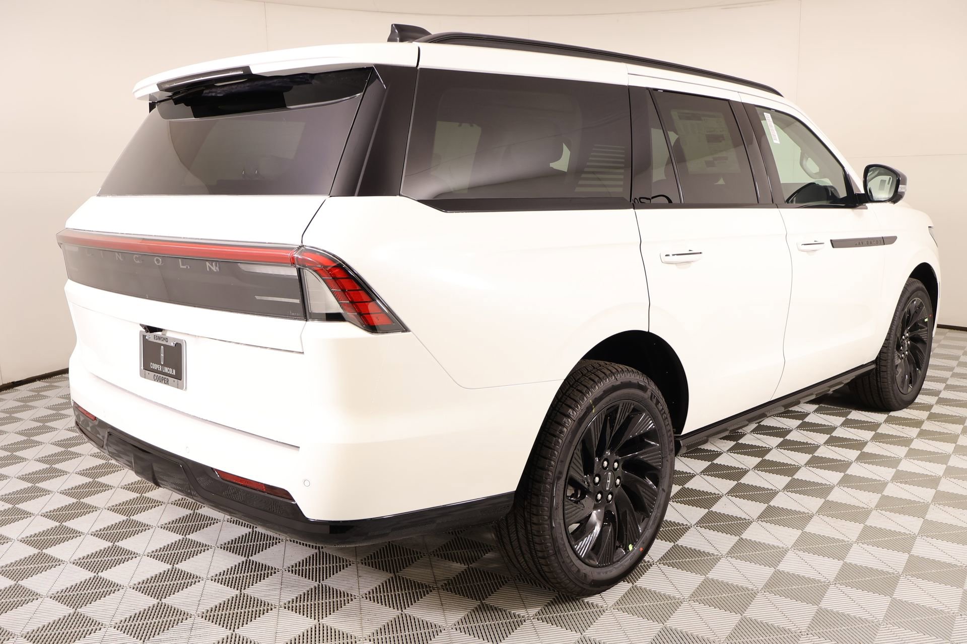 New 2026 Lincoln Navigator Reserve w/ Jet Appearance Package image 23