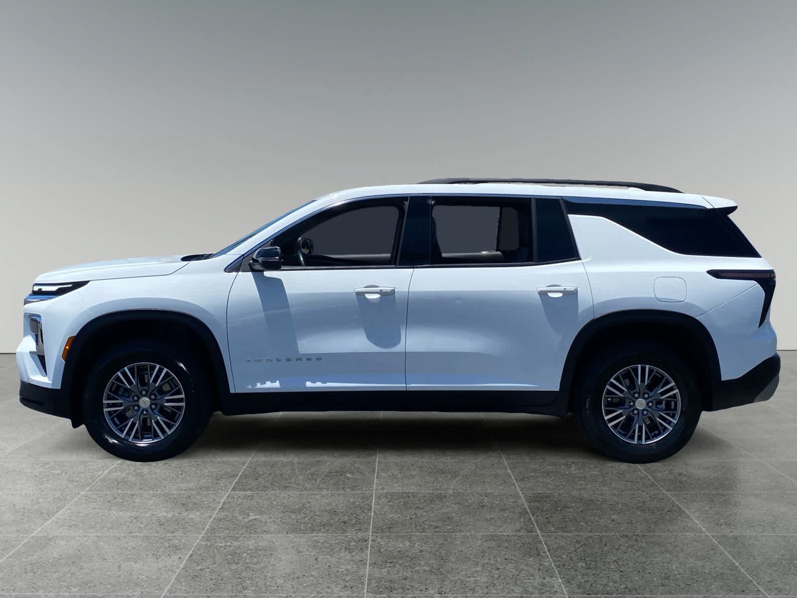 Used 2025 Chevrolet Traverse LT FWD image 2