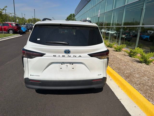 Used 2025 Toyota Sienna XLE AWD/4WD image 2