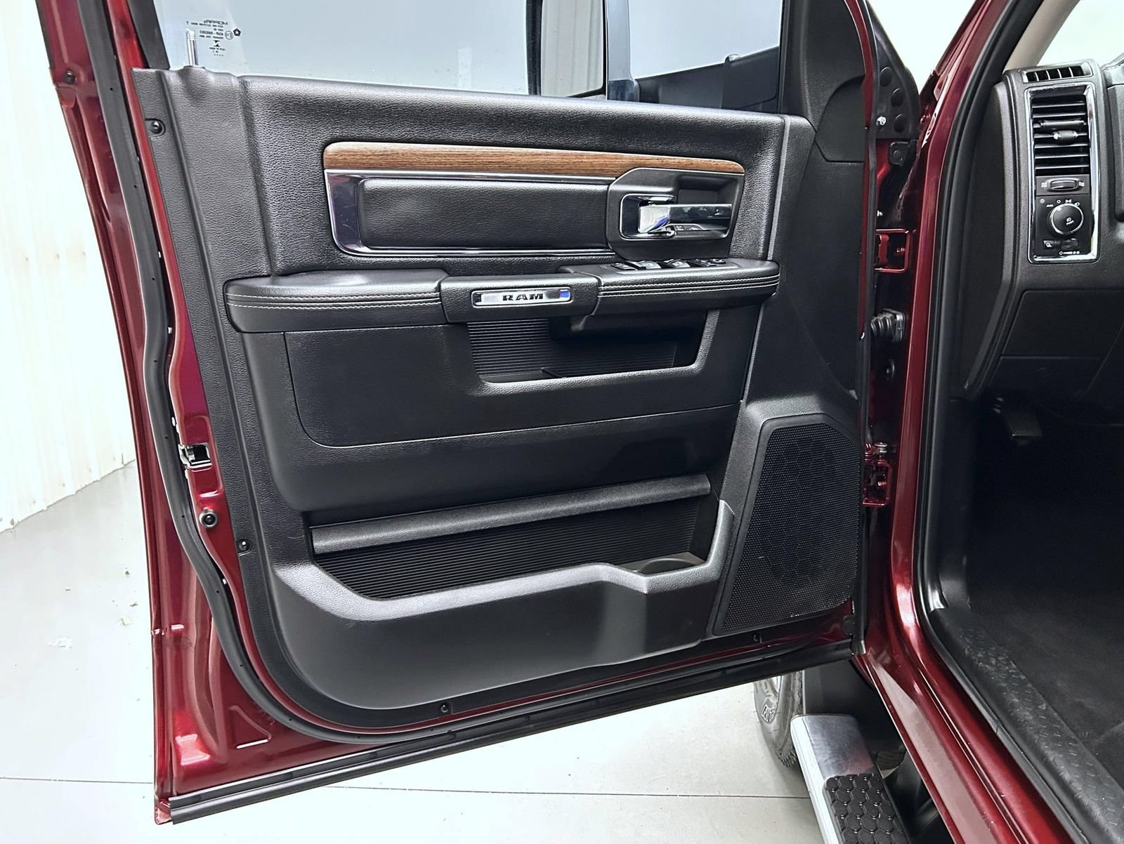 Used 2018 RAM 2500 Laramie AWD/4WD image 9
