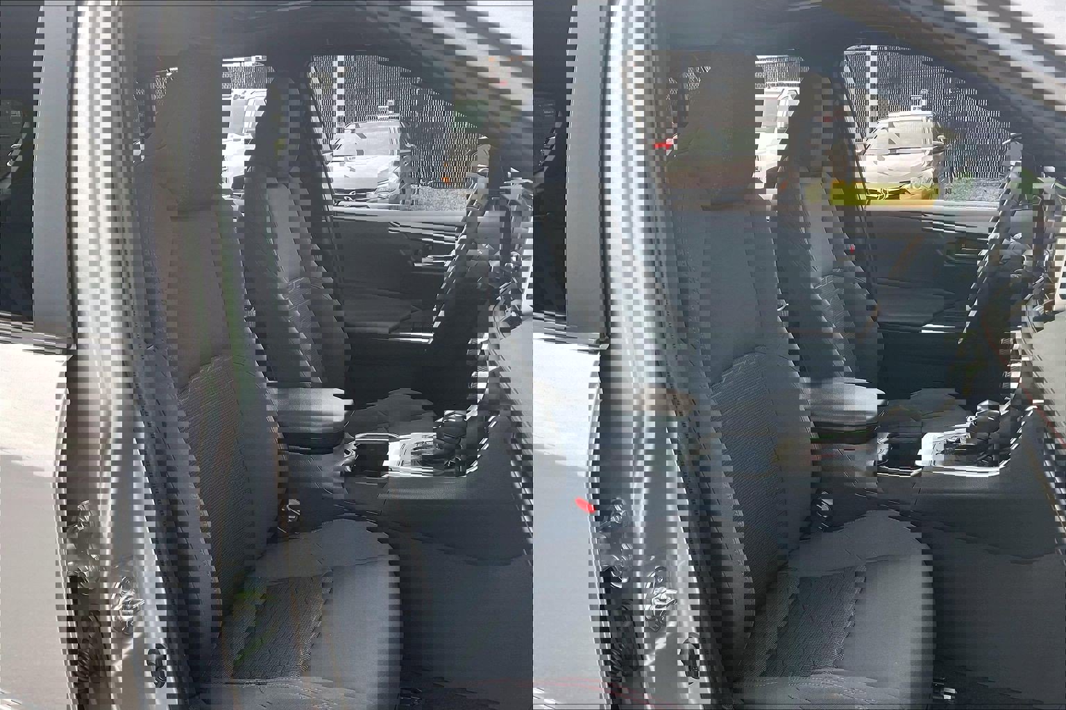 Used 2023 Toyota RAV4 SE image 9