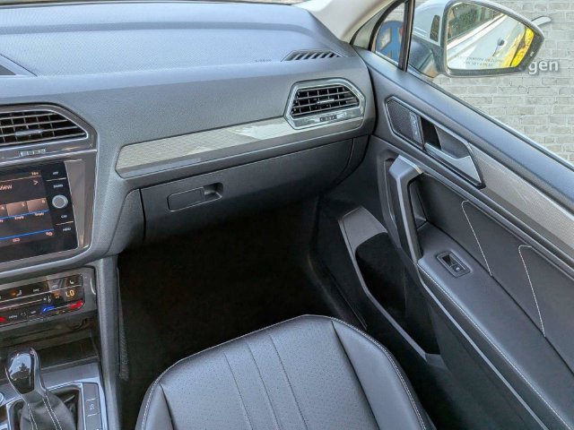 Certified 2023 Volkswagen Tiguan SE w/ Panoramic Sunroof Package FWD image 17