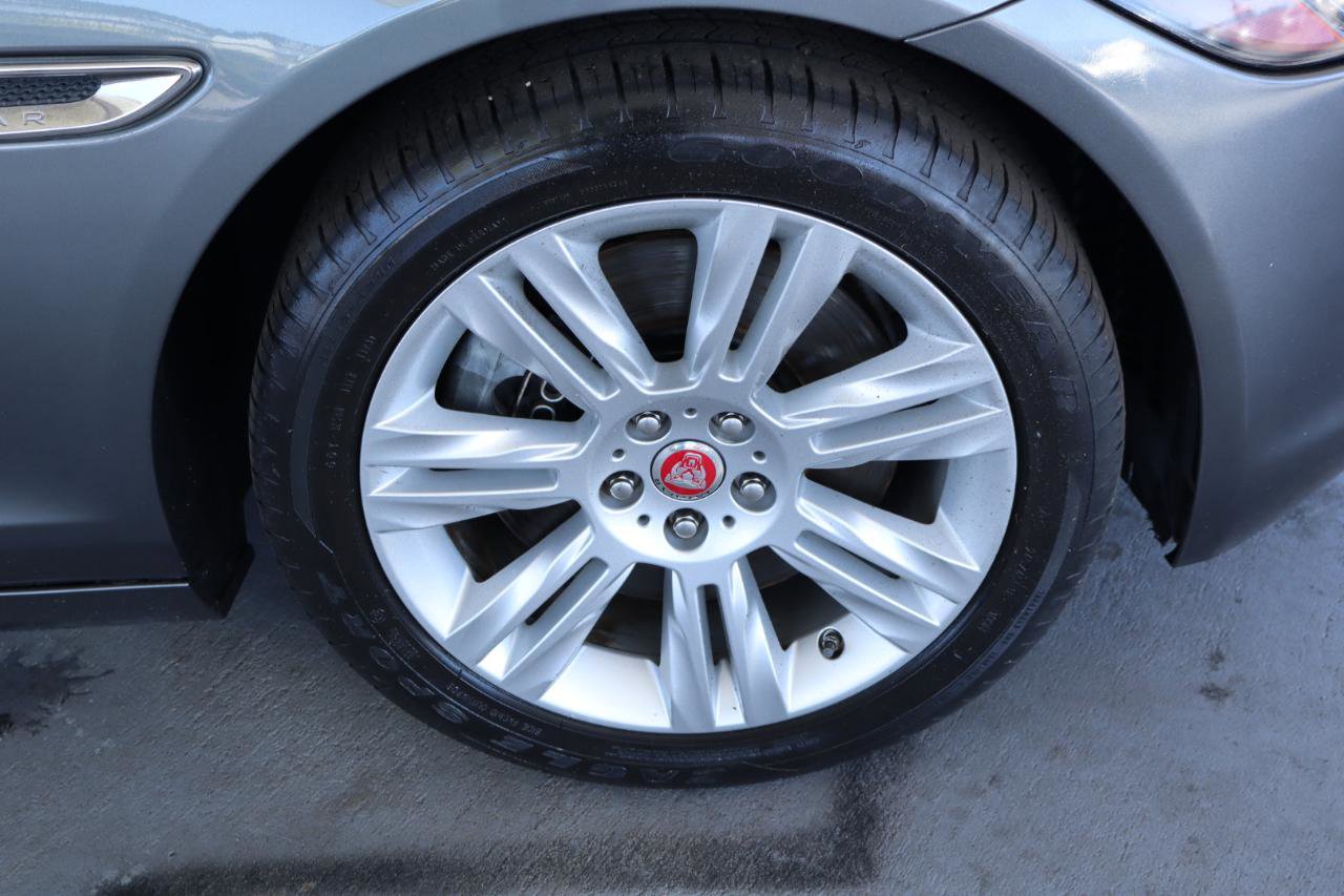 Used 2017 Jaguar XF Premium image 43