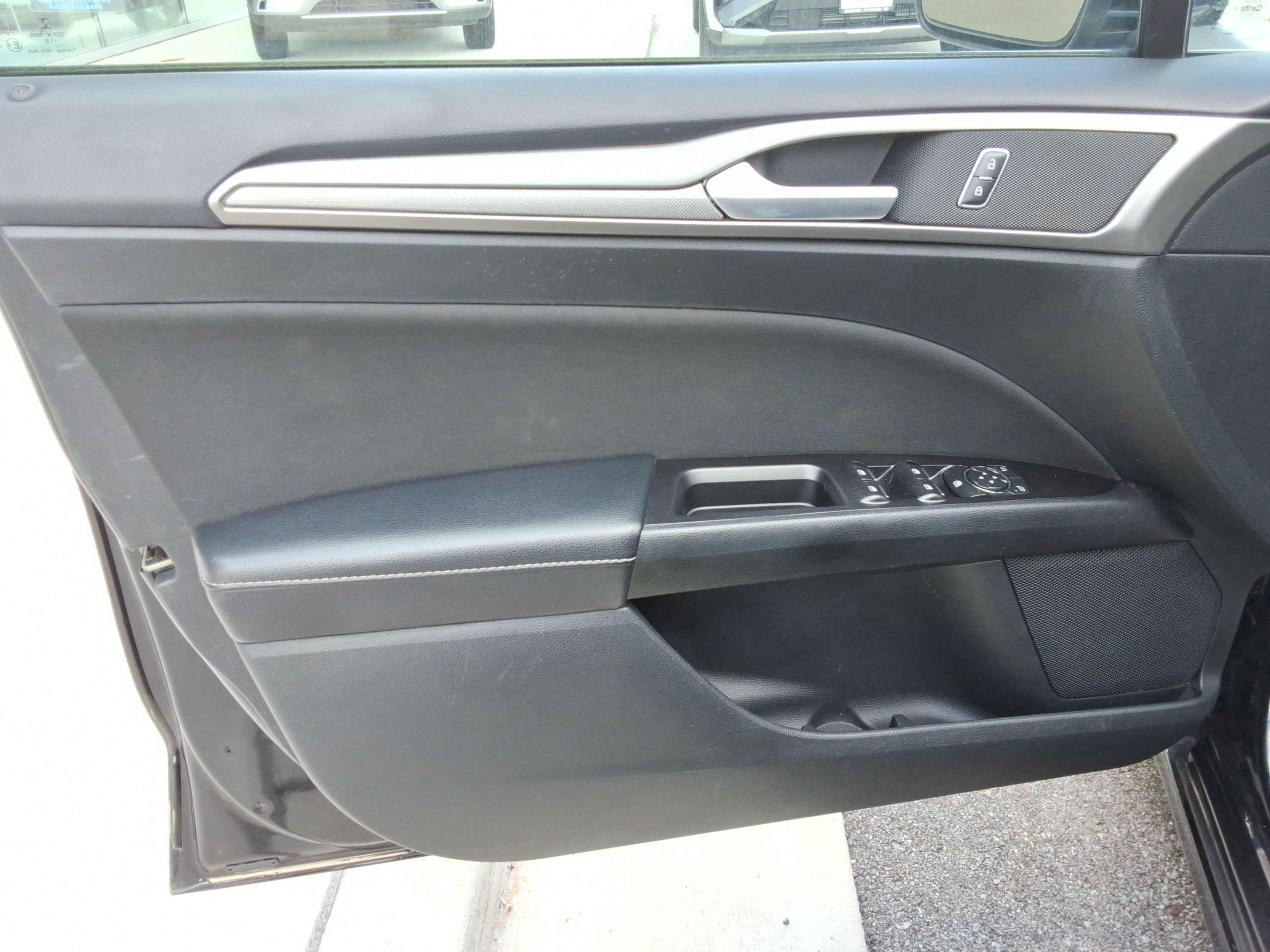 Used 2017 Ford Fusion SE w/ Fusion SE Technology Package FWD image 22