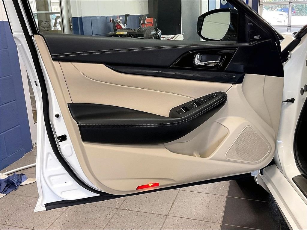 Certified 2023 Nissan Maxima Platinum w/ Sport Mat Group FWD image 9