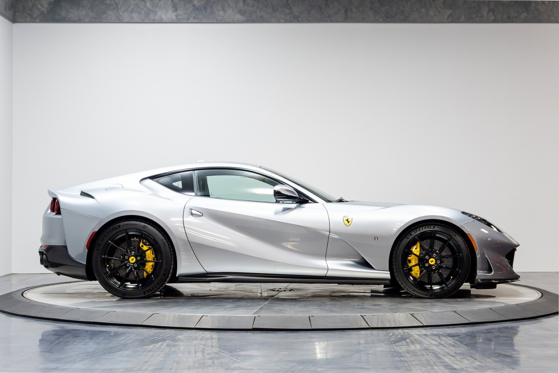 Used 2018 Ferrari 812 Superfast RWD image 19