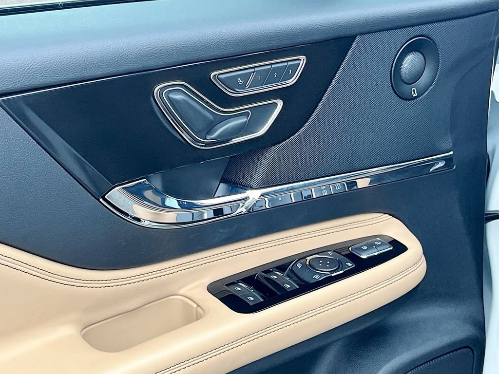 Used 2021 Lincoln Corsair Reserve image 18