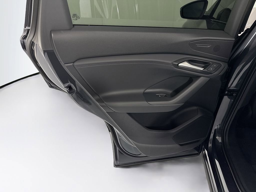 Used 2025 Audi Q6 e-tron Premium image 29