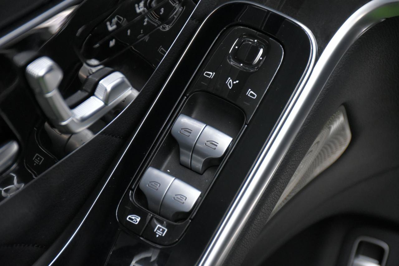 Used 2022 Mercedes-Benz S 580 4MATIC Sedan w/ AMG Line Package image 16