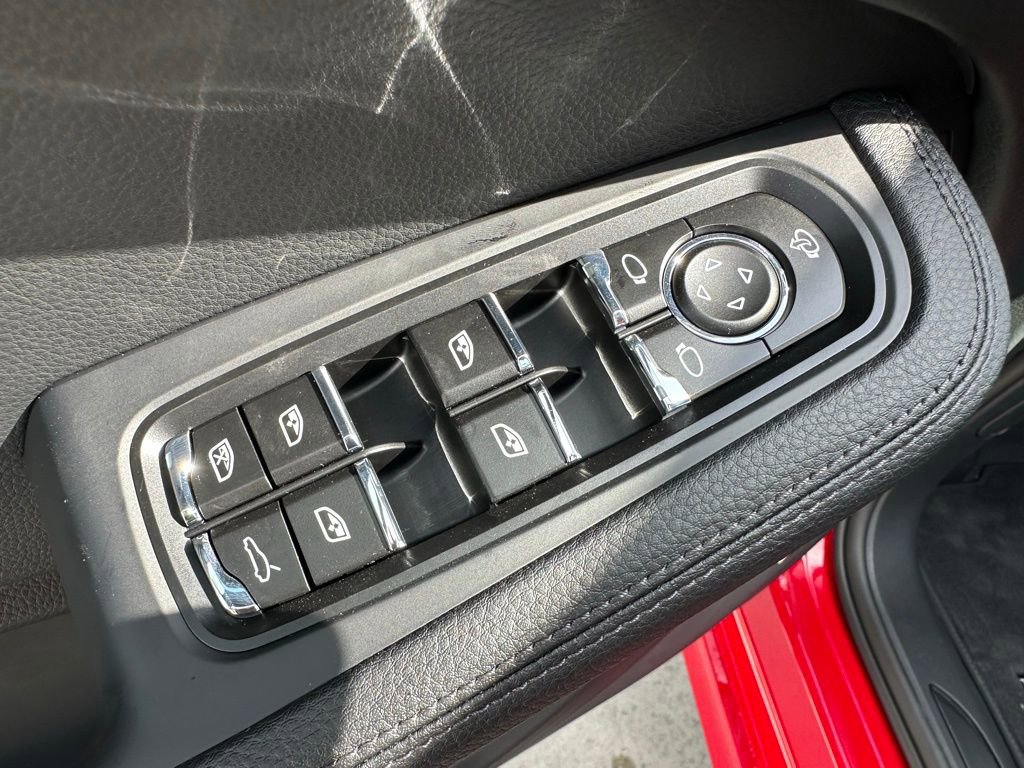 Certified 2025 Porsche Macan AWD/4WD image 15