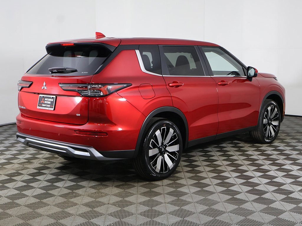 New 2025 Mitsubishi Outlander SE image 13