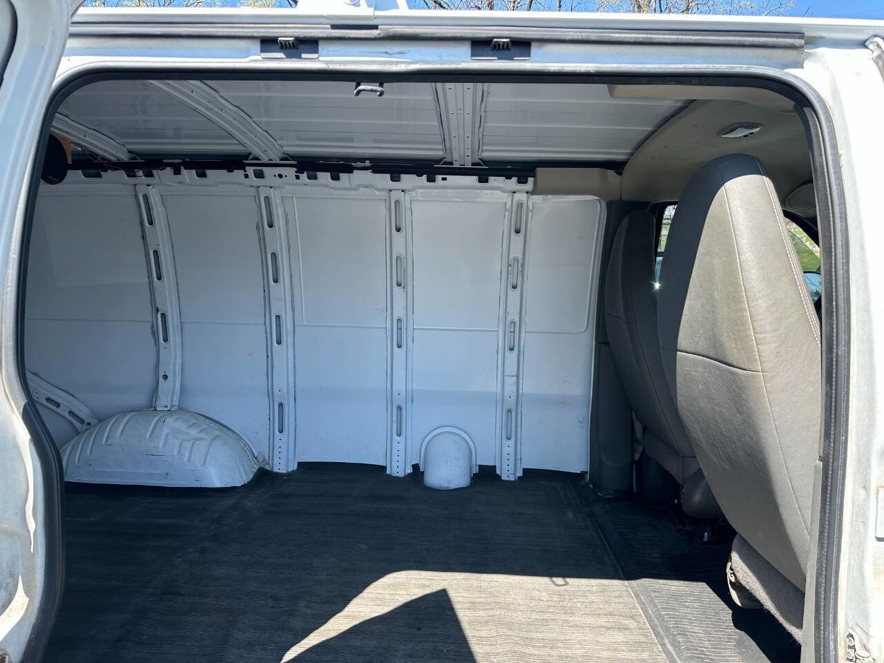 Used 2012 Chevrolet Express 1500 image 25