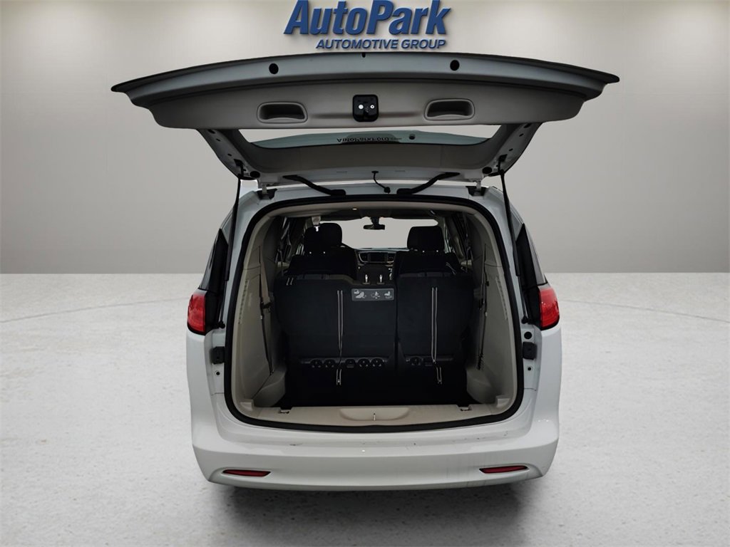 Used 2020 Chrysler Voyager LX image 9
