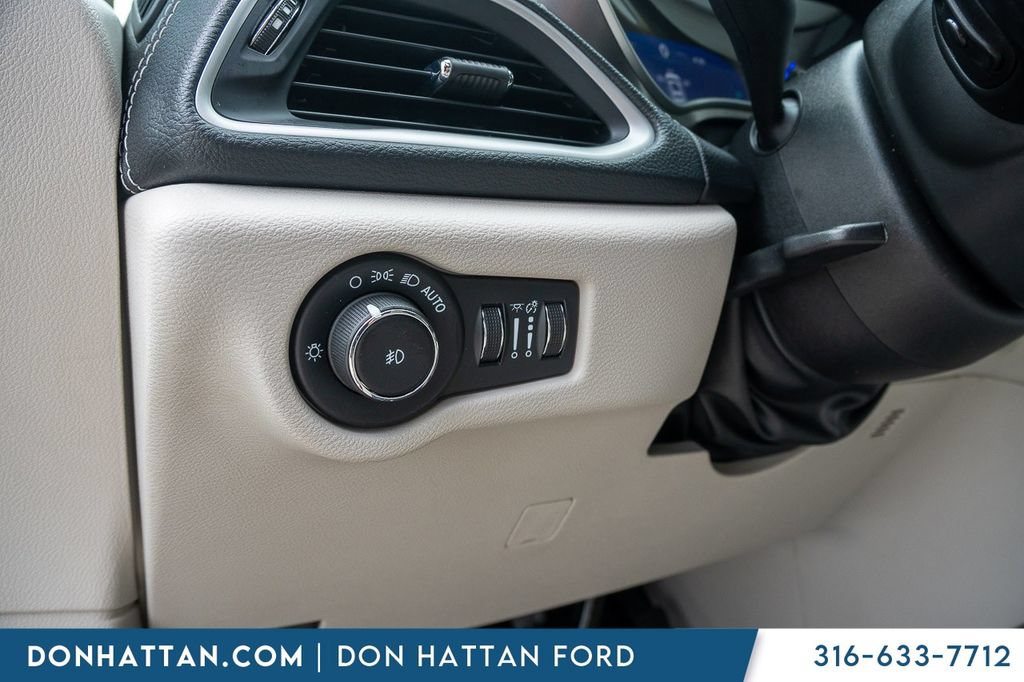Used 2021 Chrysler Pacifica Touring-L FWD image 14